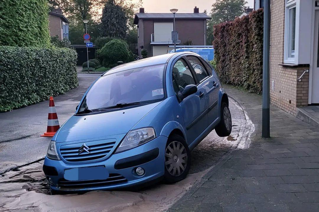 Zoveelste waterlekkage in pechstraat in Eygelshoven, auto zakt weg in sinkhole